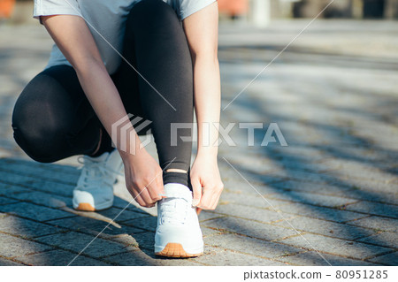 在運動鞋上系鞋帶的女人 在運動鞋上系鞋帶的女人 80951285
