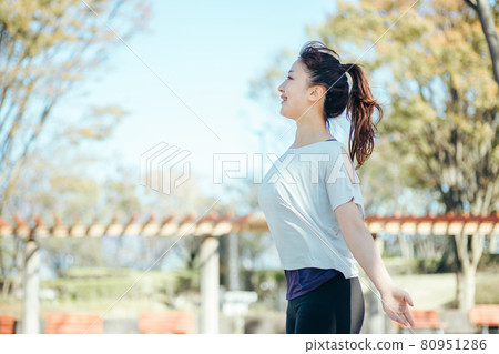 一個女人在公園裡做運動時深呼吸 80951286