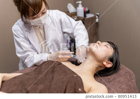 Women undergoing cosmetic surgery (injection / neck) Women undergoing cosmetic surgery (injection / neck) 80951413