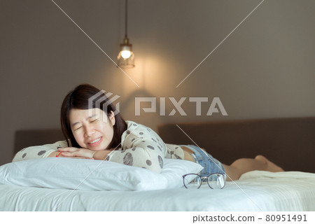 Asian women sleeping on the bed and grinding teeth,Female tiredness and stress Asian women sleeping on the bed and grinding teeth,Female tiredness and stress 80951491