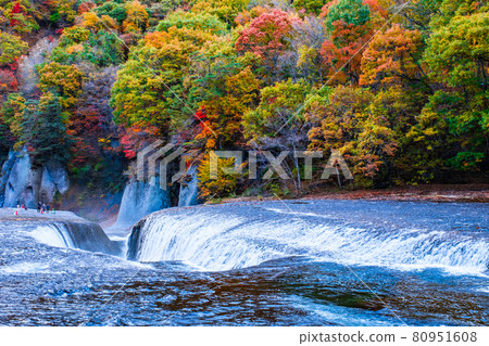 Fukiwaki Falls (Autumn) 80951608