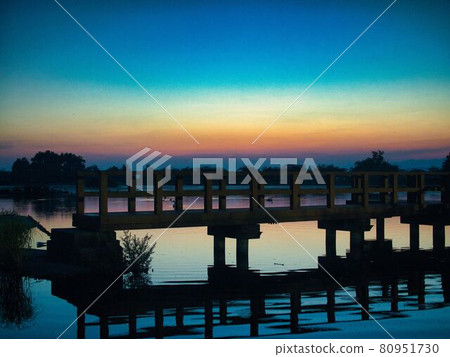Morning glow at Lake Hyoko, Agano City, Niigata Prefecture 80951730