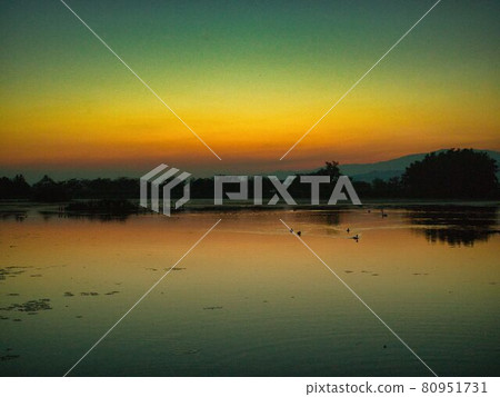 Morning glow at Lake Hyoko, Agano City, Niigata Prefecture 80951731