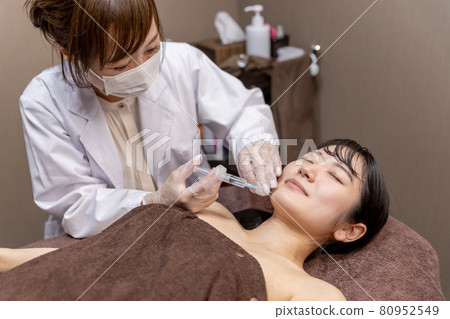 Women undergoing cosmetic surgery (jaw / injection) Women undergoing cosmetic surgery (jaw / injection) 80952549