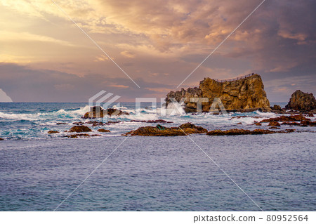 [Image of the Sea of Japan] Rough waves of the Sea of Japan crashing against a reef area 80952564