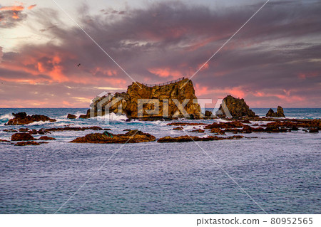 [Image of the Sea of Japan] Rough waves of the Sea of Japan crashing against a reef area 80952565