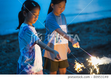 Child playing with hand held fireworks 80953149