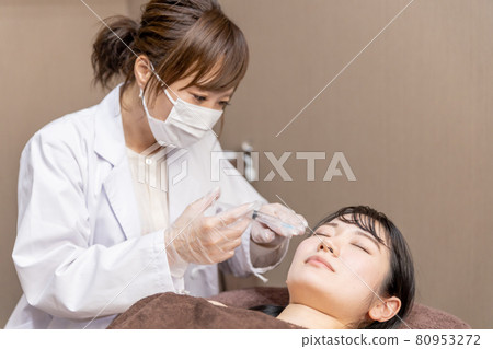 Women undergoing cosmetic surgery (outer corners of eyes / injection) 80953272