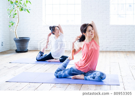 Yoga classroom 80953305