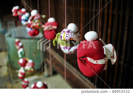 掛在屋簷下的猿猴 80953532