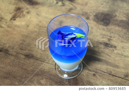 Two-layer jelly of panna cotta and butterfly pea 80953685