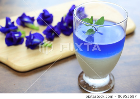 Two-layer jelly of panna cotta and butterfly pea 80953687
