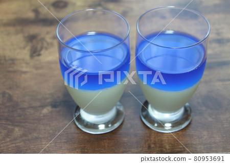 Two-layer jelly of panna cotta and butterfly pea 80953691