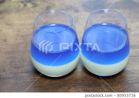 Panna cotta and double-flowered butterfly pea jelly 80953716
