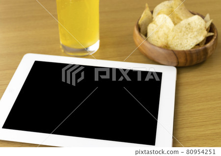 Image of eating a snack during breaks and using a tablet device Image of eating a snack during breaks and using a tablet device 80954251