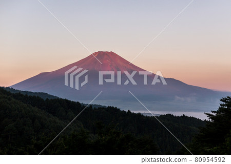 忍野村從第20次通過，黎明時分的紅富士 80954592