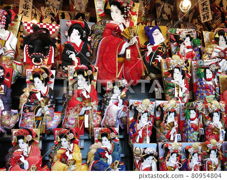 Oshie Hagoita lined up at the stalls in Sensoji Lunar New Year Fair (Hagoita City) Oshie Hagoita lined up at the stalls in Sensoji Lunar New Year Fair (Hagoita City) 80954804