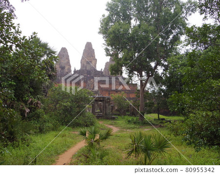 Pre Rup ruins in the rainy season 80955342