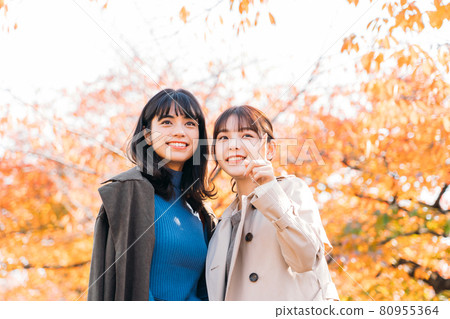 兩個女人在秋葉季旅行 80955364