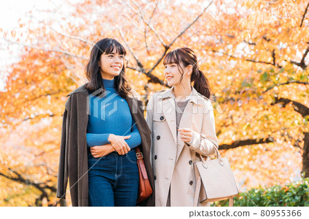 Two women traveling during the fall foliage season Two women traveling during the fall foliage season 80955366