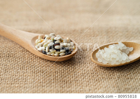 Millet porridge and white rice 80955818