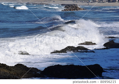 Rough waves of the Sea of Japan Shonai coast Rough waves of the Sea of Japan Shonai coast 80956215