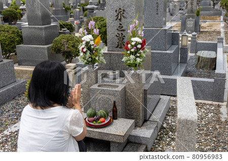 一個女人在參觀墳墓時手牽手 一個女人在參觀墳墓時手牽手 80956983