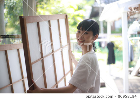 A woman who replaces shoji 80958184