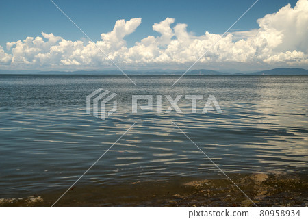 平靜的有明海面和蔚藍的天空中的白雲 80958934