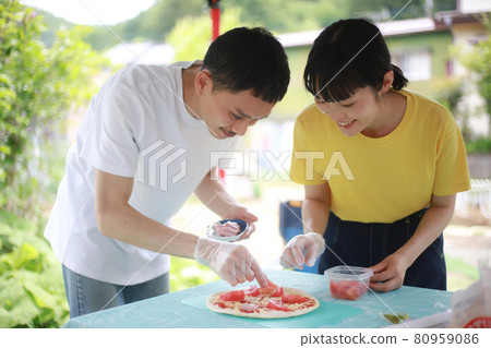 做披薩的情侶 80959086