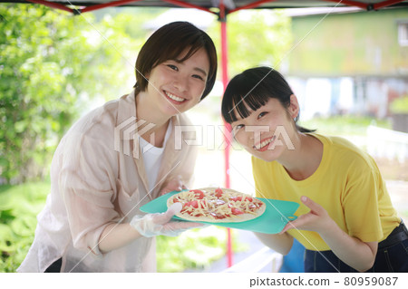 Woman making pizza 80959087