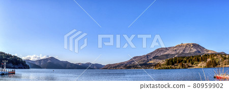 箱根町港口冬季蘆之湖全景 80959902
