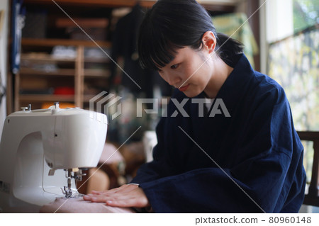 使用縫紉機的女人 80960148