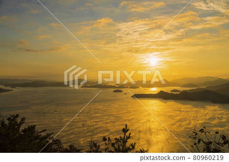 廣島縣三原市海霧流動的瀨戶內日出 80960219