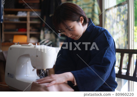 使用縫紉機的女人 80960220