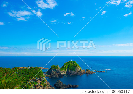 從佐田岬眺望日本最古老的佐田岬燈塔 80960317