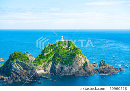 從佐田岬眺望日本最古老的佐田岬燈塔 80960318