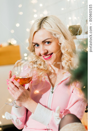 Young housewife preparing christmas dinner in kitchen 80960585