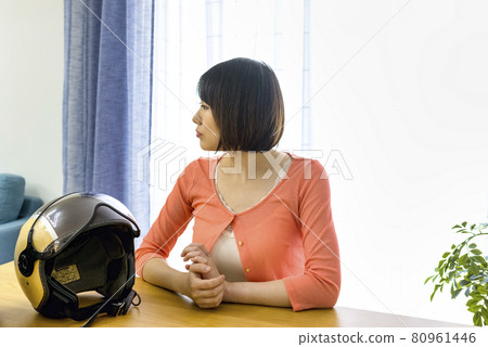 等待自行車旅行伴侶的女人 80961446