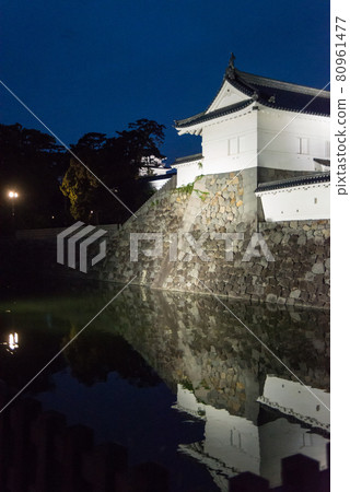 "Odawara Castle at dusk" Around 6:40 pm With the start of night lighting, a white-walled castle tower and a heavy Tokiwa gate emerged. "Odawara Castle at dusk" Around 6:40 pm With the start of night lighting, a white-walled castle tower and a heavy Tokiwa gate emerged. 80961477