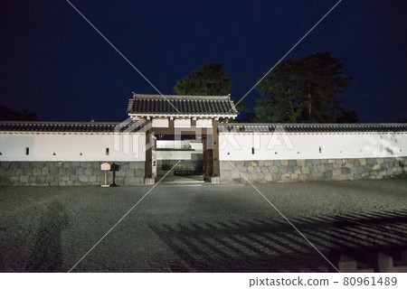 "Odawara Castle at dusk" Around 6:40 pm With the start of night lighting, a white-walled castle tower and a heavy Tokiwa gate emerged. "Odawara Castle at dusk" Around 6:40 pm With the start of night lighting, a white-walled castle tower and a heavy Tokiwa gate emerged. 80961489