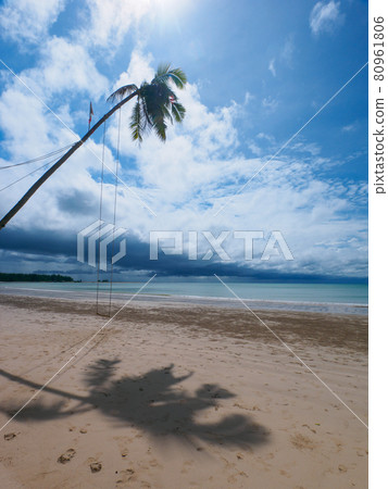 無人熱帶海灘和近海風暴（泰王國攀牙府考拉克） 80961806
