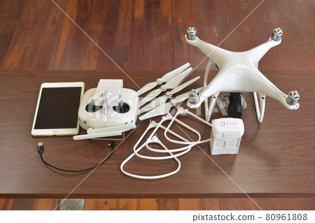 組裝前的無人機 80961808