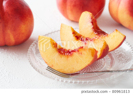 Cut nectarines 80961813