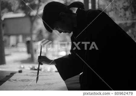 Female doing calligraphy 80962479