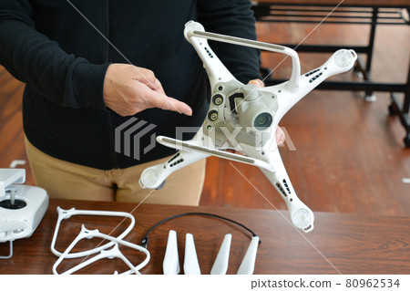 Inspection before assembling the drone Inspection before assembling the drone 80962534
