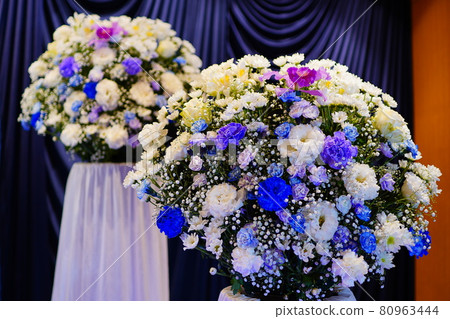 Fashionable flower offering 80963444