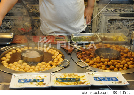Taiwan, Taipei, Shilin Night Market, food stalls, fried balls 80963502