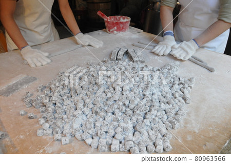 Taiwan, Jiufen, Kiyama Street shops, confectionery making 80963566