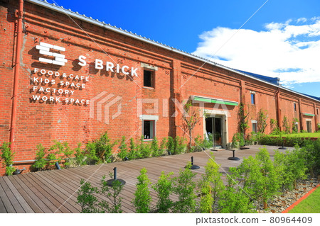 [兵庫縣]晴天下的洲本市民廣場（埃斯布里克） 80964409